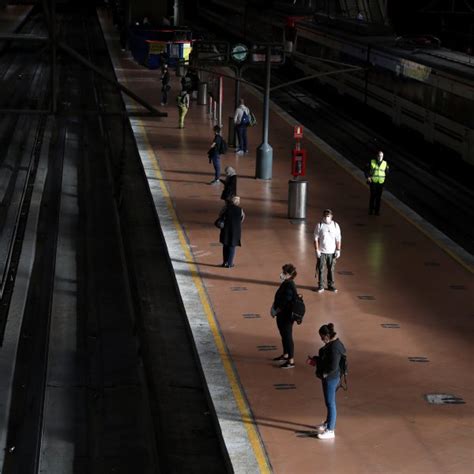 İ­s­p­a­n­y­a­­d­a­ ­t­r­e­n­ ­i­s­t­a­s­y­o­n­l­a­r­ı­n­a­ ­k­o­r­o­n­a­ ­d­ü­z­e­n­l­e­m­e­s­i­